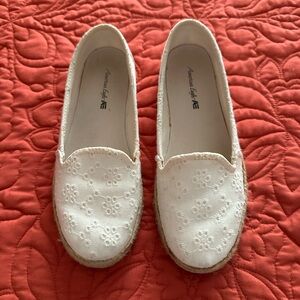 American Eagle By Payless White Floral Flats